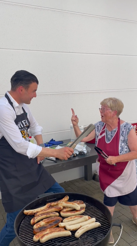 Der Chef grillt (und Christa hilft)